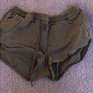 Aritizia size 2/small community cargo shorts